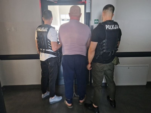 Strzelał z broni palnej w kierunku jadącego auta. 46-latek w areszcie