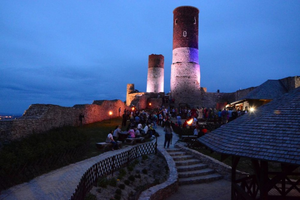 Zwiedź chęciński zamek pod osłoną nocy