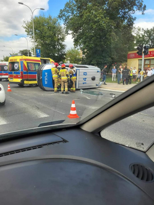 Kolizja z udziałem radiowozu na skrzyżowaniu Źródłowej i Sandomierskiej