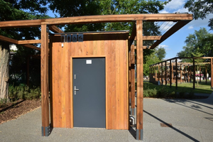 Kłopotliwa toaleta na skwerze Sendlerowej w Kielcach