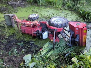 Mężczyzna przygnieciony przez ciągnik rolniczy. Trafił do szpitala