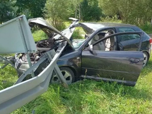 Groźny wypadek w Suchedniowie. Bariera wbiła się w szybę samochodu