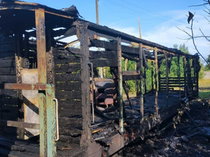 Podpalenie wagonu kolejki i kłopoty trojga nastolatków