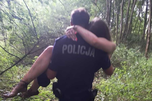 Wracając z urodzin zabłądziła w lesie. Pomogli policjanci