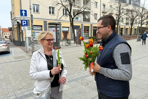 [FOTO] eMkowe tulipany trafiły w ręce Pań