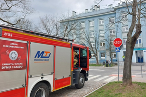 Ewakuacja szkoły w centrum Kielc. Służby sprawdzają budynek