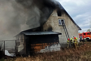 Groźny pożar domu w Osieku. W środku była kobieta z dziećmi