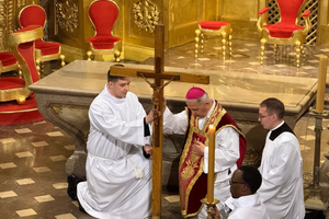 [FOTO] Biskup Jan Piotrowski przewodniczył wielkopiątkowej liturgii w katedrze