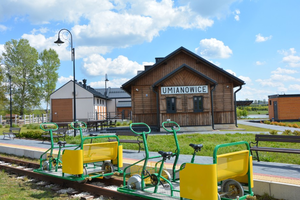 Tam zobaczysz koniki polskie i… przejedziesz się drezyną!