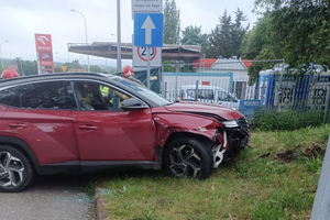 Kierowca stracił panowanie nad autem i wjechał w przystanek. Trafił do szpitala