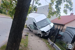 Nietrzeźwy kierowca wjechał w znak, zatrzymał się na ogrodzeniu