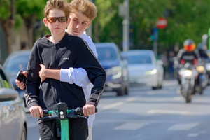 Dwóch nastolatków na hulajnodze elektrycznej, wypadek gotowy