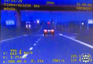 Pędził ponad 200 km/h i… poganiał policjantów światłami