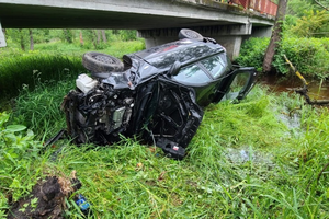 Samochód osobowy spadł z mostu. Kierowca w szpitalu