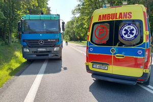 Wypadek w miejscowości Dębno. Dwie osoby w szpitalu, droga zablokowana