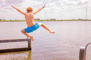 Nie skacz „na główkę” – to nie zabawa, to ryzyko!