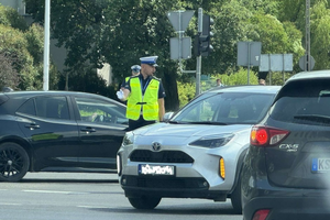 Policjanci z drogówki rywalizują. Zamiast świateł – policjant kierujący ruchem