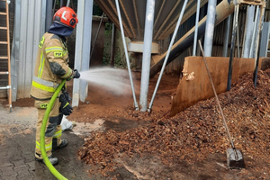 Pożar przy zakładzie stolarskim w Gatnikach. Z ogniem walczyło osiem zastępów straży