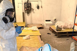 Policjanci zlikwidowali fabrykę klefedronu. Przejęto dwie tony narkotyków