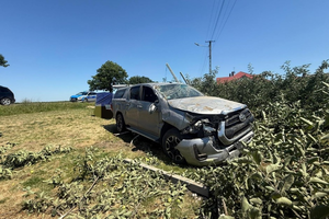 Kolizja w miejscowości Głazów. Kierowca uderzył w ogrodzenie