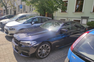 Policjanci przypominają: w trakcie upałów nie zostawiaj dziecka w aucie!