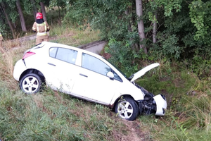Samochód osobowy wypadł z drogi. Kolizja w Sandomierzu