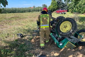 Wypadek podczas prac polowych, mężczyzna z obrażeniami
