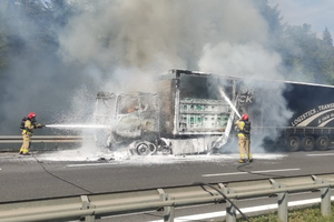 [AKTUALIZACJA] Płonie ciężarówka na „siódemce”. Droga zablokowana