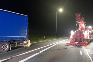 Tir uderzył w słup oświetleniowy, kierowca w szpitalu