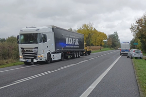 Zderzenie ciężarówki i auta osobowego w miejscowości Jasienica