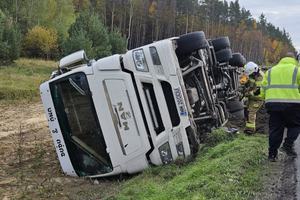 Pojazd ciężarowy przewrócił się w Woli Morawickiej. Utrudnienia w ruchu