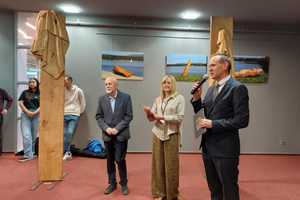 Współpraca artysty z drewnem. Wystawa rzeźby Henryka Sikory