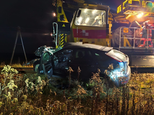Samochód osobowy zderzył się z pociągiem. Kobieta w ciąży trafiła do szpitala