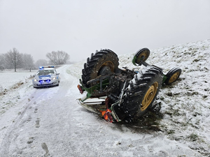Ciągnik rolniczy wywrócił się w miejscowości Nakole