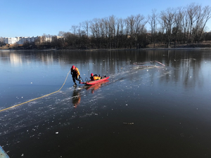 Nie stąpaj po kruchym lodzie! Apelują strażacy