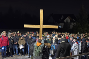 [FOTO] Mimo mrozu już po raz 11. przeszli na Święty Krzyż, modląc się o trzeźwość