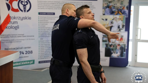Policjanci uczą medyków jak bronić się przed agresywnymi atakami