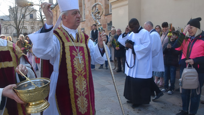Biskup Jan Piotrowski: Niedziela Palmowa prowadzi do Zmartwychwstania