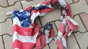Akt wandalizmu na posesji radnego. Spłonęła flaga USA