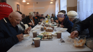 Potrzebujący spotkali się na śniadaniu wielkanocnym z biskupem Janem Piotrowskim