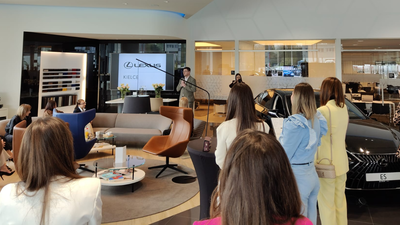 Spotkanie biznesowe w salonie Lexusa