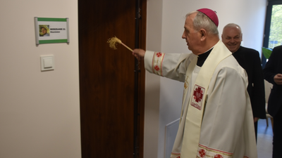 Biskup Jan Piotrowski poświęcił mieszkania dla osób z autyzmem