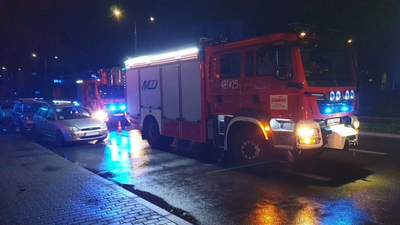 Pożar w bloku w Kielcach. Policjanci pomogli w ewakuacji, trafili do szpitala