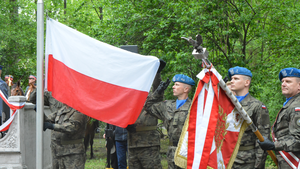 Biało - czerwona flaga symbolizuje tożsamość Polski i Polaków