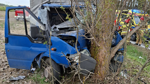 Wypadek w miejscowości Kliszów. Kierowca uwięziony w pojeździe 