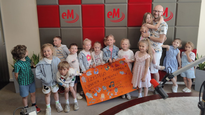 Przedszkolaki w Radiu eM Kielce. Czego dzieci życzą dziś swoim mamom?