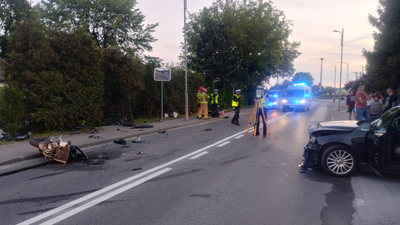 Zderzenie osobówki i motocykla. Dwie osoby w szpitalu