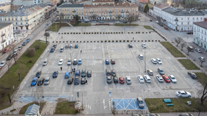 Dlaczego parking na Placu Wolności jest tylko połowiczny? – mieszkaniec pyta, miasto odpowiada