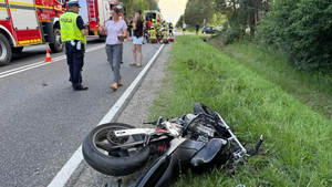 Zderzenie motocykla i roweru. Dwie osoby w szpitalu