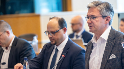 Europa odzyskuje kontrolę nad lekami. Historyczny sukces z udziałem europosła Adama Jarubasa